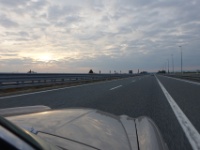 DSC09999 (16)  bei Cuneo biegen wir auf die Autobahn ein. Kalkuliert haben wir unser Eintreffen im Lingotto auf 07:52..